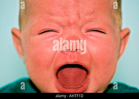 Un bambino che piange Foto Stock