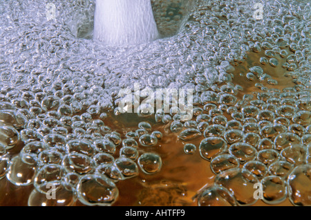 L'acqua che scorre con bolle Foto Stock