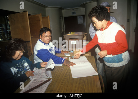 Elezione volontari assistono gli elettori in un luogo di polling CA Foto Stock