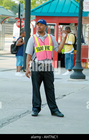 La polizia del traffico pedonale diretto e il traffico automobilistico nella trafficata downtown Chicago Illinois Foto Stock