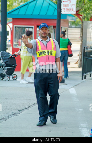 La polizia del traffico pedonale diretto e il traffico automobilistico nella trafficata downtown Chicago Illinois Foto Stock