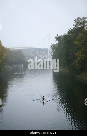 Le donne canottaggio sul fiume Taff superato il Millennium Stadium di Cardiff Foto Stock