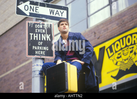 Un segno che legge il bianco maschio in New York si siede sul cartello che diceva Don t persino pensare di parcheggio qui Foto Stock