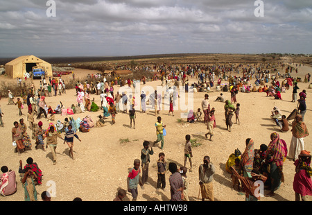 Somalis in attesa di aiuti alimentari in un campo profughi. Harte Sheik. Etiopia Foto Stock