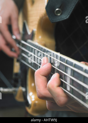 Una chitarra elettrica player close up sulle mani. Foto Stock