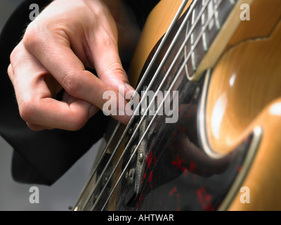 Una chitarra elettrica player chiudere fino a portata di mano. Foto Stock