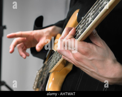 Una chitarra elettrica player close up sulle mani. Foto Stock