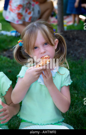 Bambina mangia la pizza Foto Stock