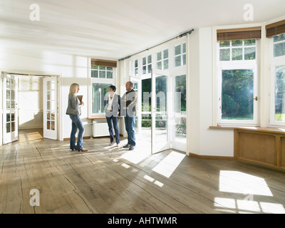 Agente immobiliare che mostra house per un paio. Foto Stock