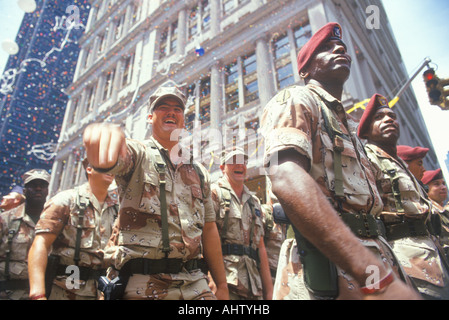 Soldati che marciano in Ticker tape Parade New York City New York Foto Stock