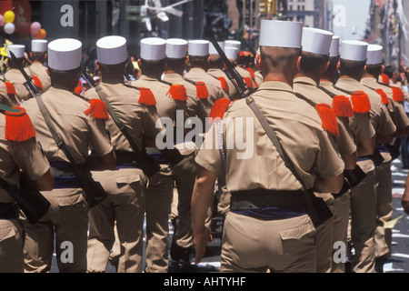 Vista posteriore di soldati che marciano in Ticker tape Parade New York City New York Foto Stock