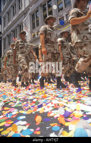 Soldati che marciano in Ticker tape Parade New York City New York Foto Stock