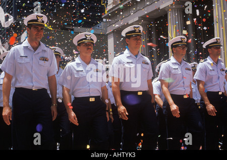 Ufficiali marciando in Ticker tape Parade New York City New York Foto Stock