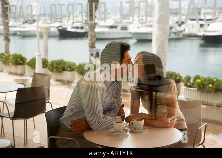 Coppia essendo affettuosa in un ristorante . Foto Stock