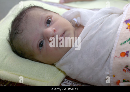 AAD 91768 appena nato dieci giorni di vecchio nuovo Indian Baby girl bambino giacente avvolto sul letto Modello rilasciato Foto Stock