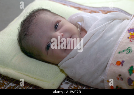 AAD 91770 appena nato dieci giorni di vecchio nuovo Indian Baby girl bambino giacente avvolto sul letto Modello rilasciato Foto Stock