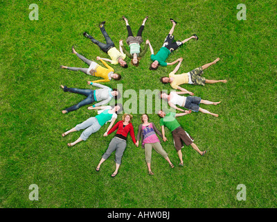 Folla giacente in erba in cerchio Foto Stock