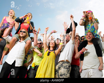 La folla di giovani il tifo e agitando Foto Stock