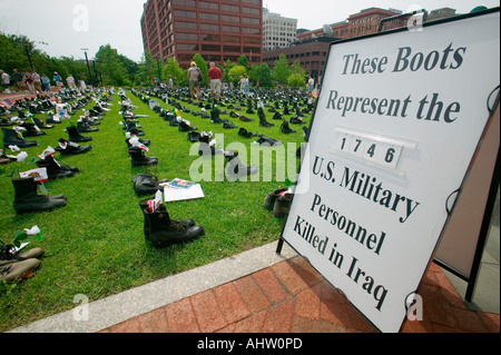 1746 Stivali militari che simboleggiano personale militare statunitense ucciso in Iraq come visualizzato a Independence Hall occhi spalancati presentano Foto Stock