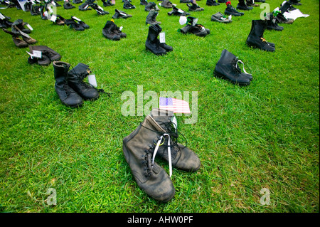 1746 Stivali militari che simboleggiano personale militare statunitense ucciso in Iraq come visualizzato a Independence Hall occhi spalancati presentano Foto Stock