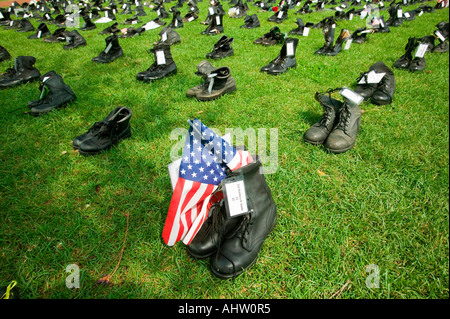 1746 Stivali militari che simboleggiano personale militare statunitense ucciso in Iraq come visualizzato a Independence Hall occhi spalancati presentano Foto Stock