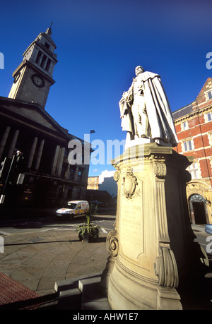 Statua di Charles Wilson con la Guildhall in background Hull Humberside REGNO UNITO Foto Stock