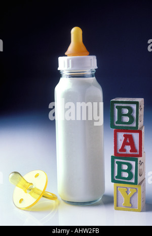 Una bottiglia di baby s bottiglia di latte con blocchi giocattolo baby controllo ortografico Foto Stock