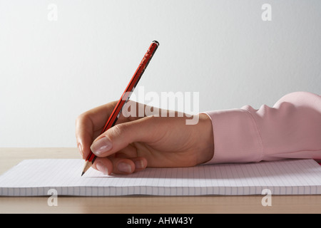 Donna di mano con una matita su un pad. Foto Stock