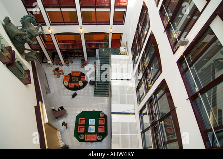 Antenna orizzontale ampio angolo dell'area della reception e il cortile interno di un hotel di alta classe a Berlino. Foto Stock