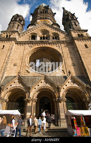 Verticale ampia angolo dell'ingresso anteriore del semi derelitti Kaiser Wilhelm Memorial Church, aka il dente di cava. Foto Stock