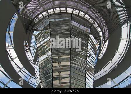 Antenna orizzontale ampio angolo della centrale di mirroring di colonna all'interno di Sir Norman Foster cupola di vetro sulla parte superiore del Reichstag. Foto Stock