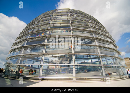 In orizzontale ampia angolazione in un luminoso giorno della parte esterna di Sir Norman Foster cupola di vetro sul tetto del Reichstag. Foto Stock