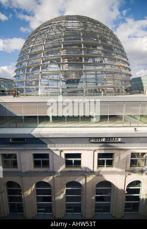 Verticale ampia angolazione in un luminoso giorno della parte esterna di Sir Norman Foster cupola di vetro sul tetto del Reichstag. Foto Stock