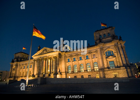 In orizzontale ampia angolo dell'esterno dell'Edificio del Reichstag illuminato di notte. Foto Stock