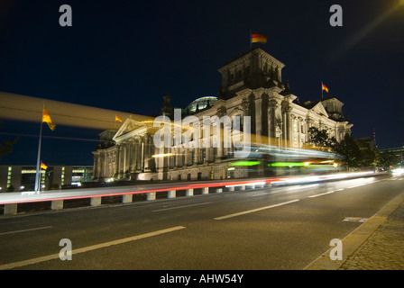 In orizzontale ampia angolazione della parte esterna del Reichstag illuminata di notte con motion blur dal traffico passato di guida Foto Stock