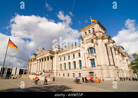 Orizzontale di ampio angolo di turisti al di fuori del Reichstag a Platz de Repubblica in una bella giornata di sole. Foto Stock