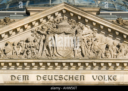 Chiudere orizzontale fino del Reichstag con il timpano decorativo e famosa iscrizione "em Deutschen Volke' in una giornata di sole. Foto Stock