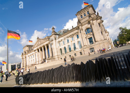 In orizzontale ampia angolazione del Reichstag su una luminosa giornata di sole con il memoriale di Dieter Appett in primo piano. Foto Stock