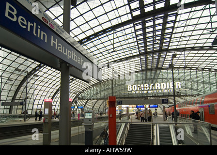 In orizzontale ampia angolazione del concourse occupato e le piattaforme all'interno di Berlin Hauptbahnhof stazione. Foto Stock