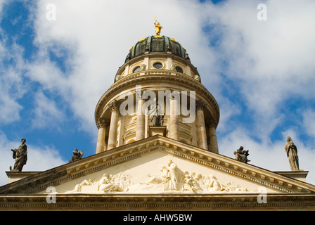 Vista orizzontale del tetto a cupola e timpano decorativo del Franzosischer Dom 'Cattedrale francese" di Berlino in una giornata di sole. Foto Stock