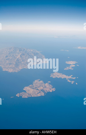 Antenna verticale vista da un altitudine elevata del Greco Isole Cicladi Naxos con la più occidentale e la più grande isola. Foto Stock