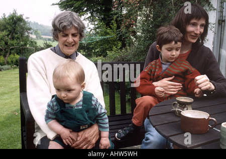 Madre e figlia nipoti seduti all'aperto Foto Stock