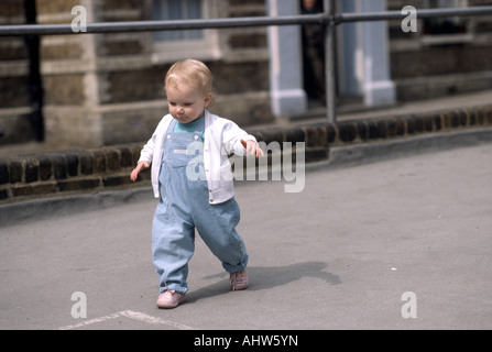 Un anno vecchia ragazza tenendo la sua prima esecuzione Foto Stock