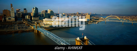 Questo è il fiume Ohio con la sospensione Roebling ponte alla fine del ponte è di tre fiumi Stadium e il Foto Stock