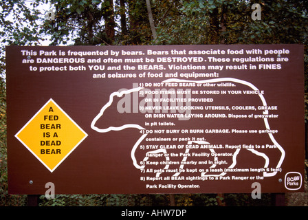 Recare un cartello di segnalazione, segnali di attenzione - Attivo porta in zona, avviso di pericolo, avviso pubblico nel Parco Provinciale, della Columbia britannica in Canada Foto Stock