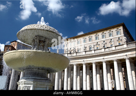 Una delle fontane fontana del Bernini in Piazza San Pietro Città del Vaticano Roma Lazio Italia con appartamenti papali papi residence in background Foto Stock