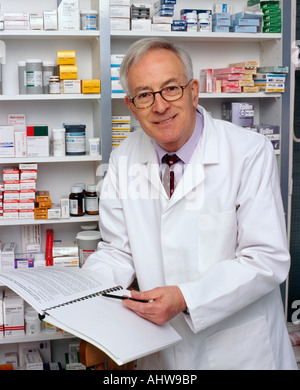 Health care medicale professionale di un farmacista nel dispensario istruzioni di lettura speziale pharmaceutical Foto Stock