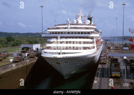 La nave da crociera entra nelle chiuse di Gatun, nel canale di Panama, Panama Foto Stock