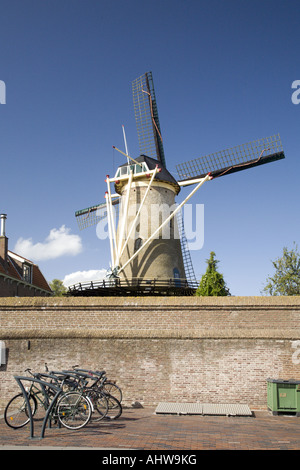 Mulino a vento chiamato 'De Haas' (la lepre in porto medievale di Zierikzee, Zelanda, Paesi Bassi Foto Stock