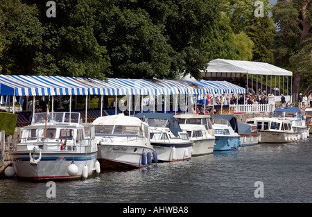 Motore di incrociatori e ospitalità tende dal fiume Tamigi durante Henley Royal Regatta in Oxfordshire England Regno Unito Foto Stock